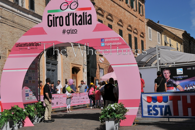 Giro 2012 Stage 7 start by Valérie Herbin (6)